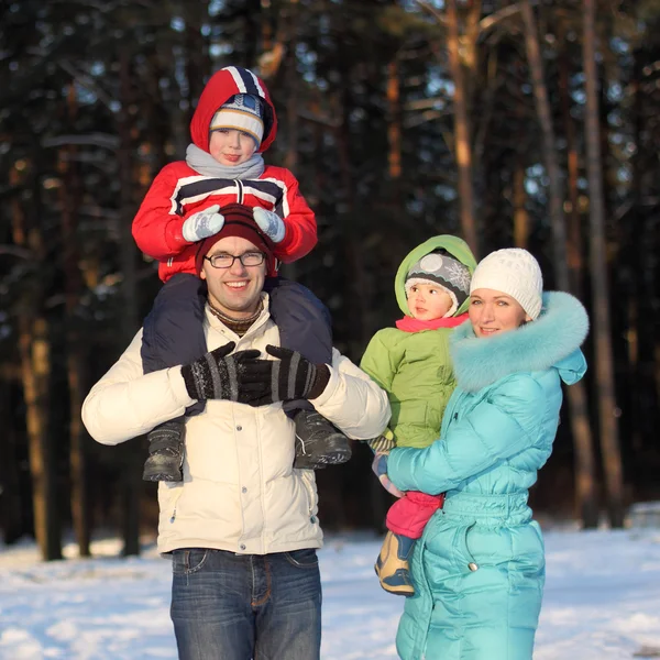 Junge Familie wandert im Winter — Stockfoto