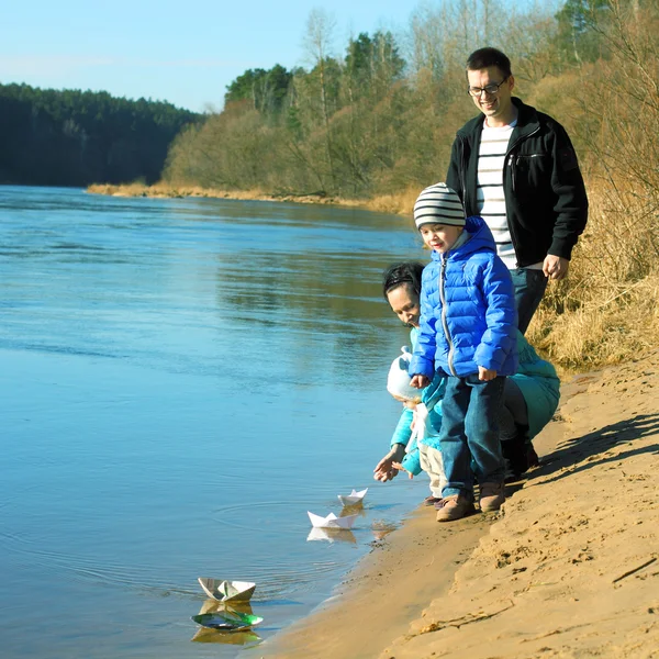 Familie in de buurt van water — Stockfoto