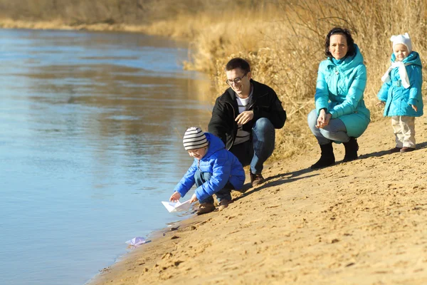 Familjen nära vatten — Stockfoto