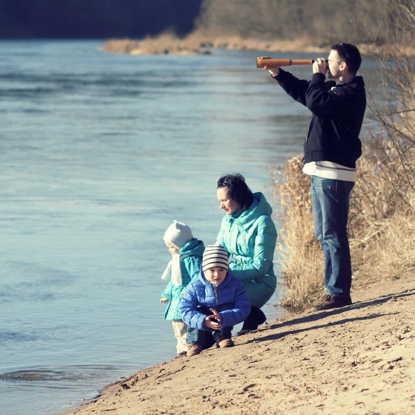 Familia cerca del agua — Foto de Stock