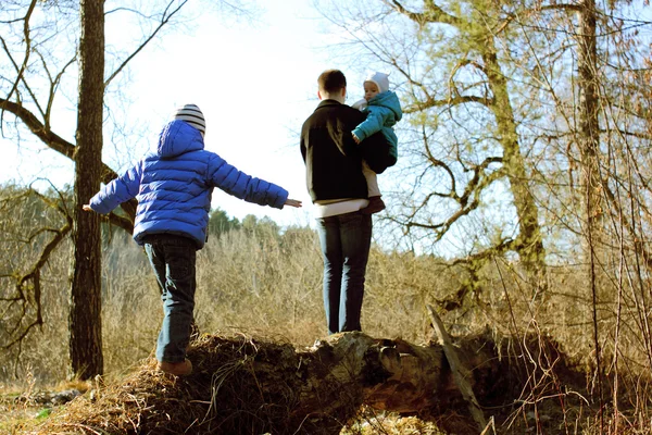 Famille sur la nature — Photo