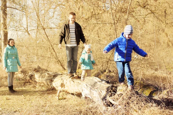 Família na natureza — Fotografia de Stock