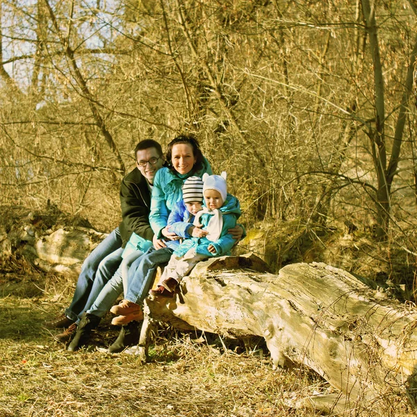 Famiglia sulla natura — Foto Stock