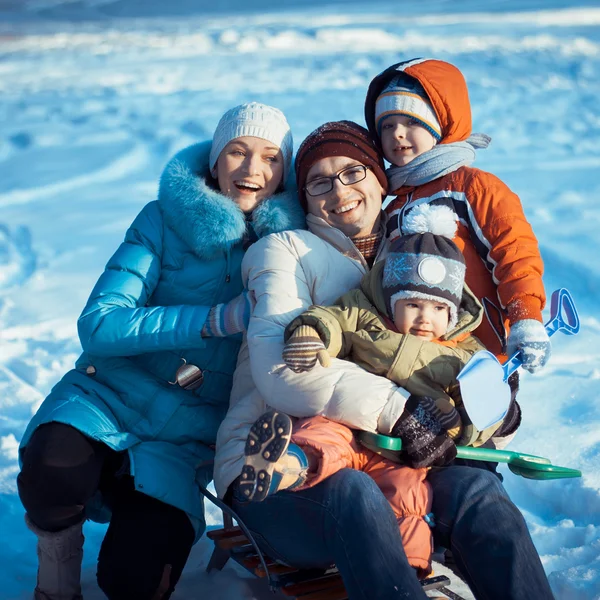 Familia joven disfruta del aire libre en invierno —  Fotos de Stock