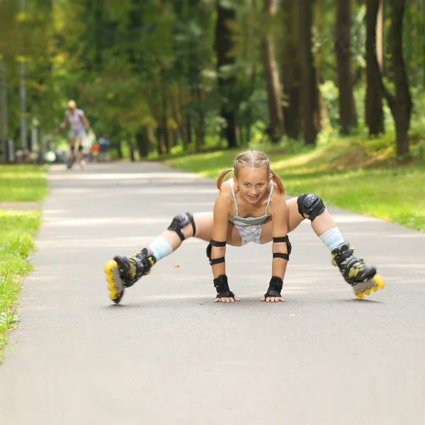 Niña cae en patines —  Fotos de Stock