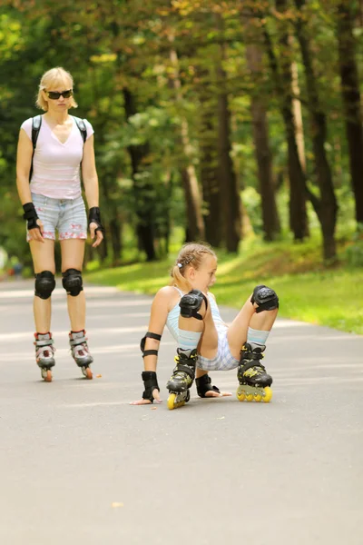 Moeder en dochter leren te rolschaatsen — Stockfoto