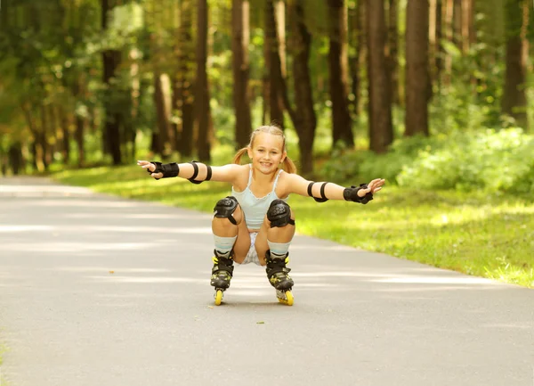 Engraçado menina patinagem — Fotografia de Stock
