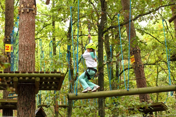 Çocuk kıyafeti dağcı, ağaçlara tırmanıyor — Stok fotoğraf