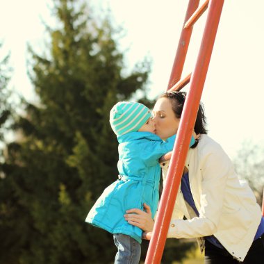 Anne ve kızı parkta oynarken