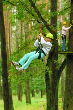 ağaçlar arasında eğitim yapan dağcı kız