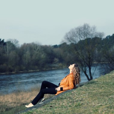 seksi kız ormanda poz