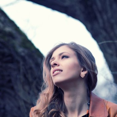 güzel kız hipster ağaçların arasında