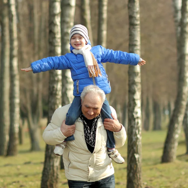 Nonno porta il nipote sulle spalle — Foto Stock