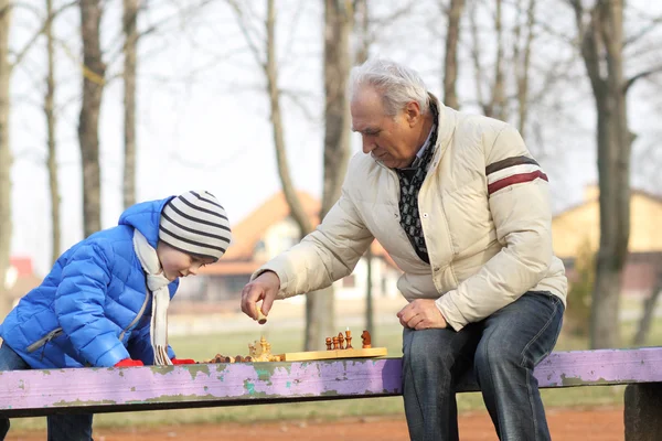 Dziadek i wnuczek, gra w szachy — Zdjęcie stockowe