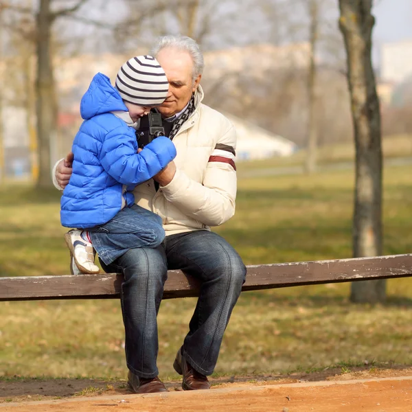 Grandfather shows grandson vintage camera — Stock Photo, Image