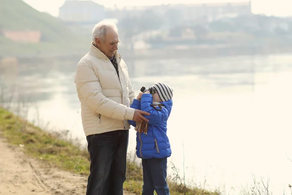 Großvater und Enkel machen Foto mit einer Oldtimer-Kamera — Stockfoto