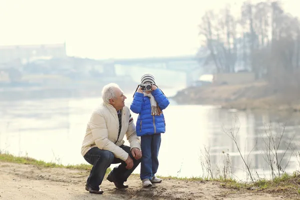 Grootvader en kleinzoon maken foto op een vintage camera — Stockfoto