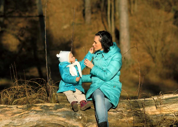 Petite fille rouge à lèvres enfant lui-même et maman — Photo