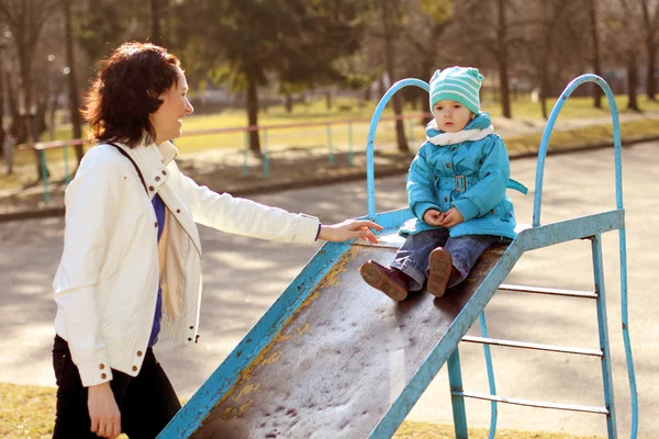 Mutter und Tochter spielen auf dem Spielplatz — Stockfoto