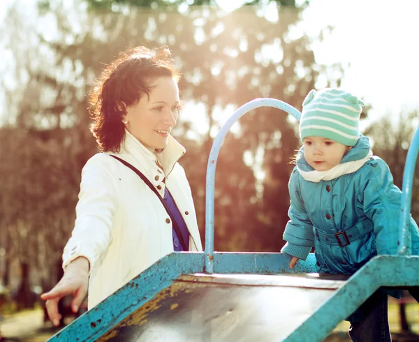 Mãe e filha brincando no playground — Fotografia de Stock