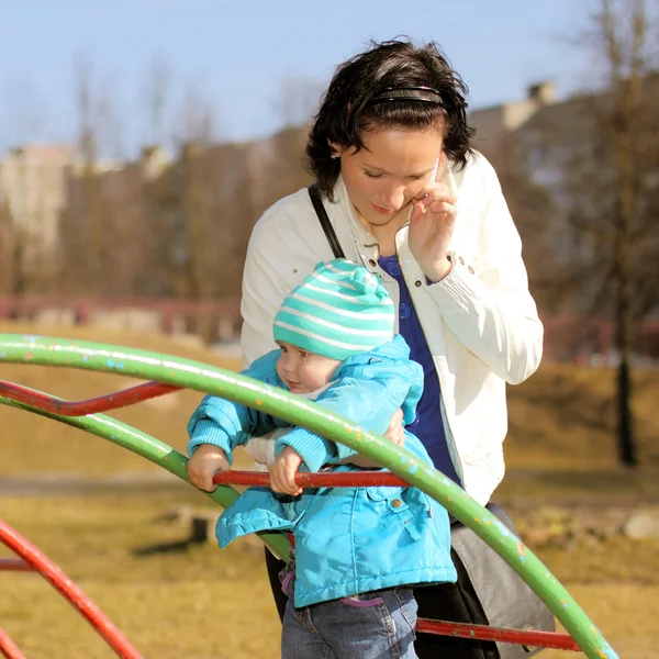 Mère inattentive parlant au téléphone et oubliant l'enfant — Photo