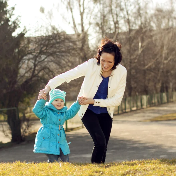 Mamma och dotter spelar på lekplatsen — Stockfoto