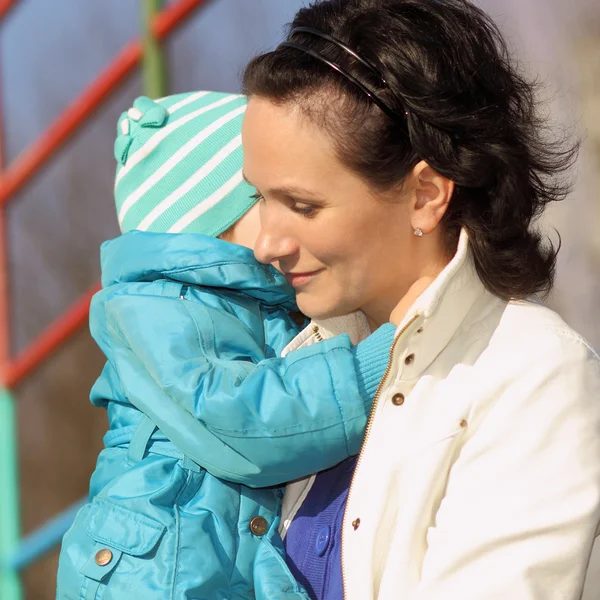 Schöne junge Mutter mit ihrem Baby — Stockfoto