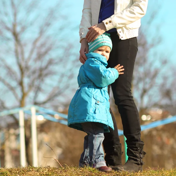 Petit enfant tient sur les pieds maman — Photo