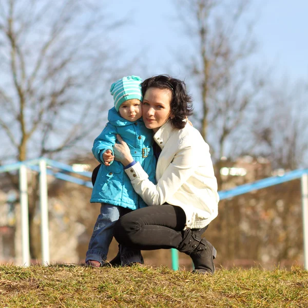 Vacker ung mor med sin baby — Stockfoto