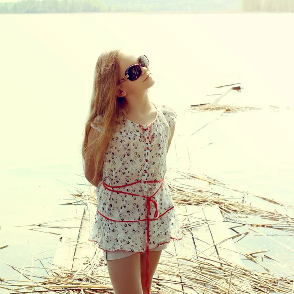 Beautiful girl hipster enjoying the fabulous nature — Stock Photo, Image