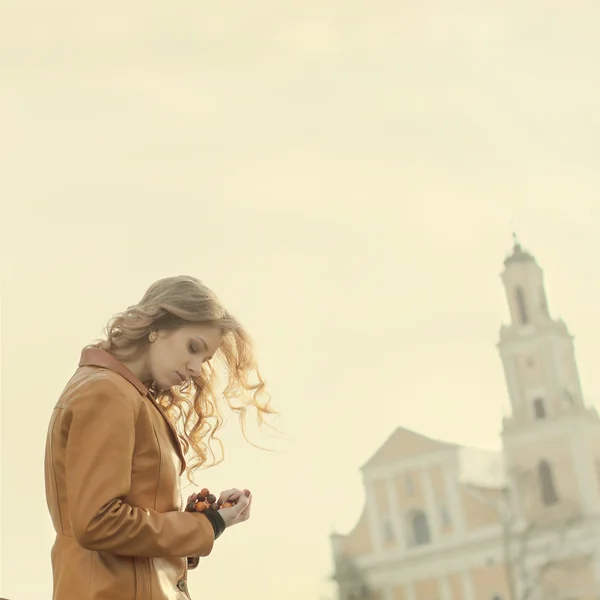 Hermosa chica rezando en el fondo de la iglesia —  Fotos de Stock