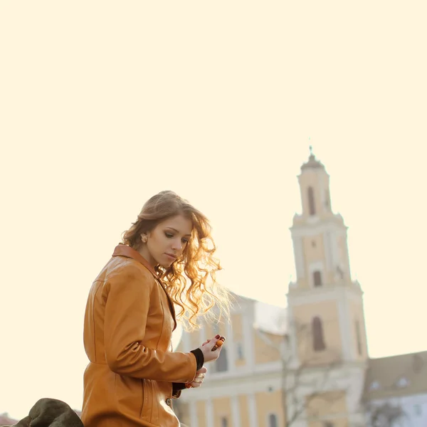 Vacker flicka be på bakgrund av kyrkan — Stockfoto