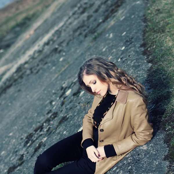 Beautiful girl hipster lying on the pavement — Stock Photo, Image