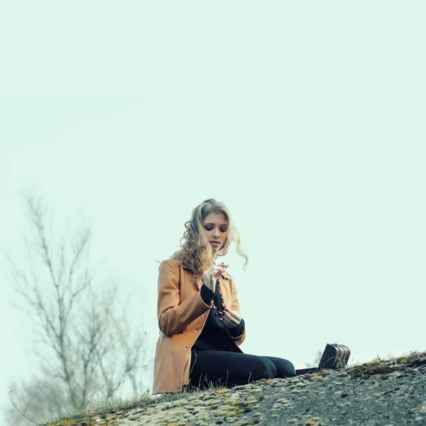 Menina bonita segurando uma garrafa de perfume — Fotografia de Stock