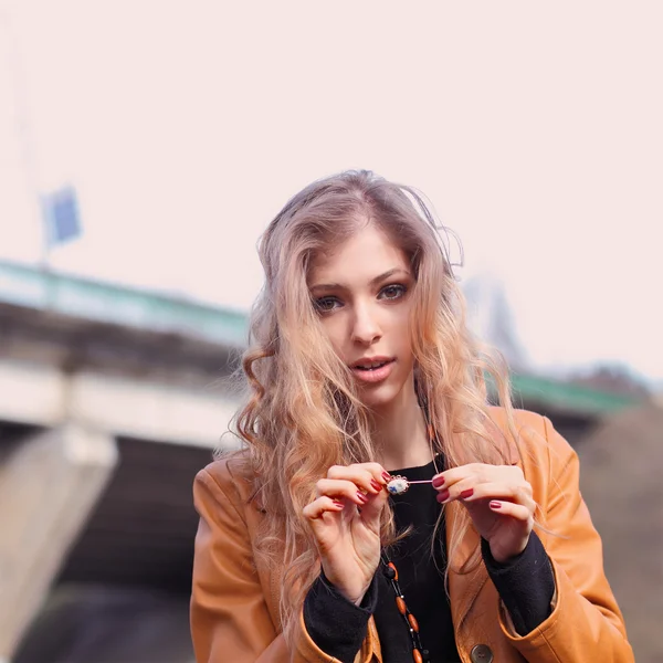 Krásná dívka drží vintage brož — Stock fotografie