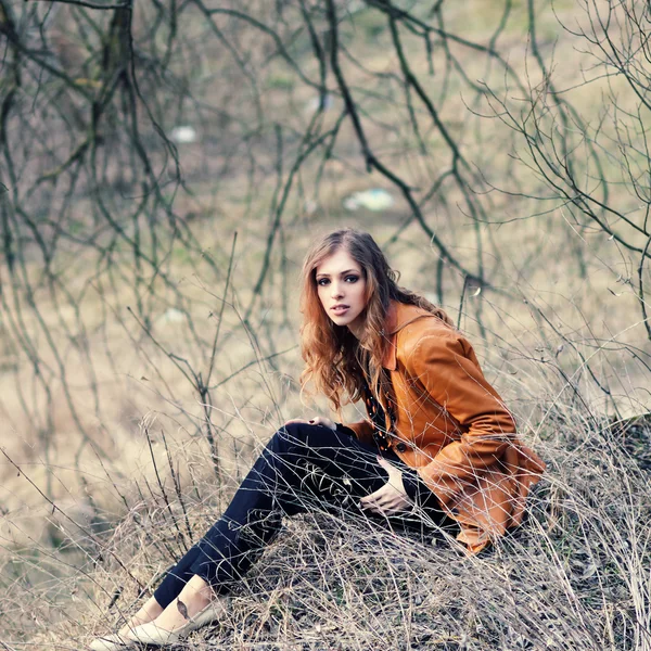 Menina bonita hipster entre as árvores — Fotografia de Stock