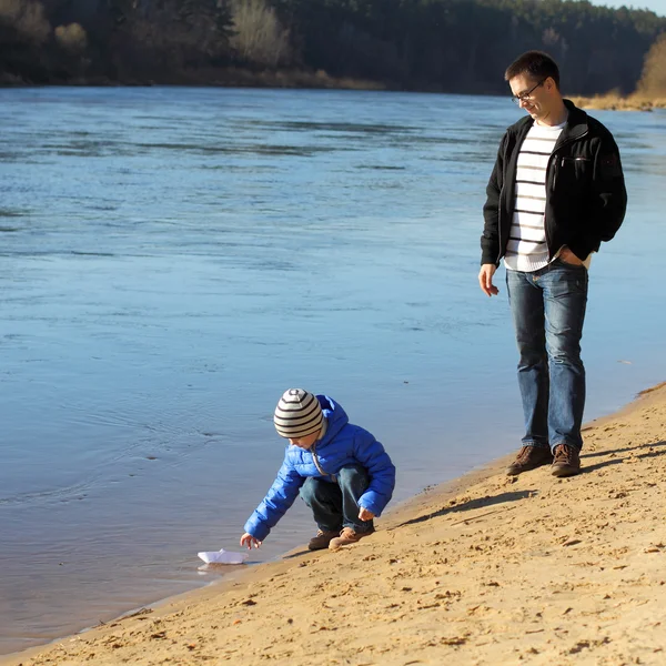 Papà e figlio ammette mestieri di carta — Foto Stock