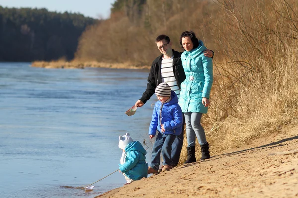 Belle jeune famille admet l'artisanat du papier — Photo