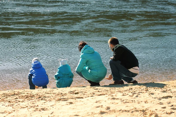 Belle jeune famille admet l'artisanat du papier — Photo