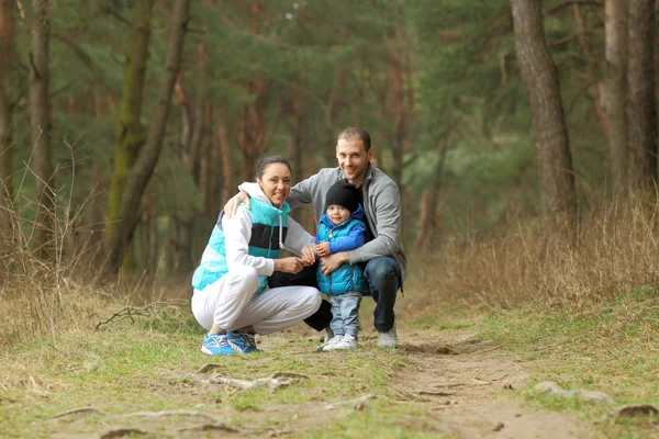 Porträt einer schönen, fröhlichen jungen Familie — Stockfoto