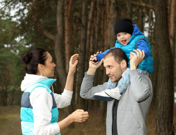 Belle jeune famille s'amuser à l'extérieur — Photo