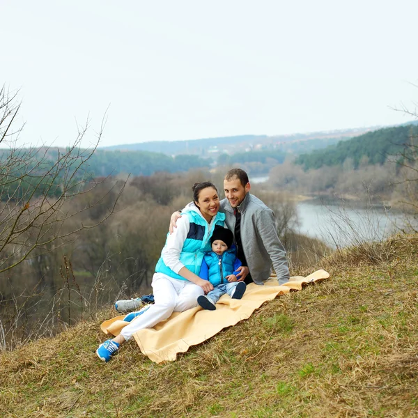 Porträt einer schönen, fröhlichen jungen Familie — Stockfoto