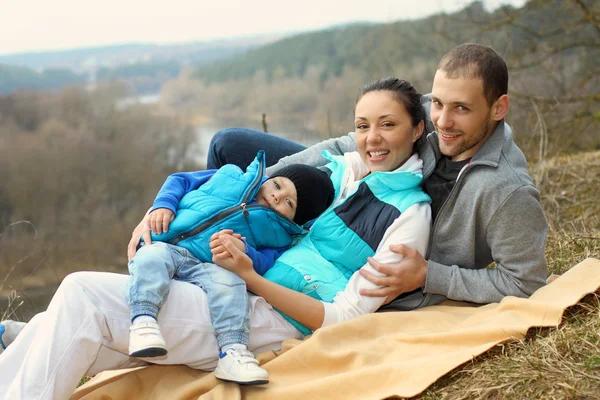 Portrait d'une belle jeune famille joyeuse — Photo