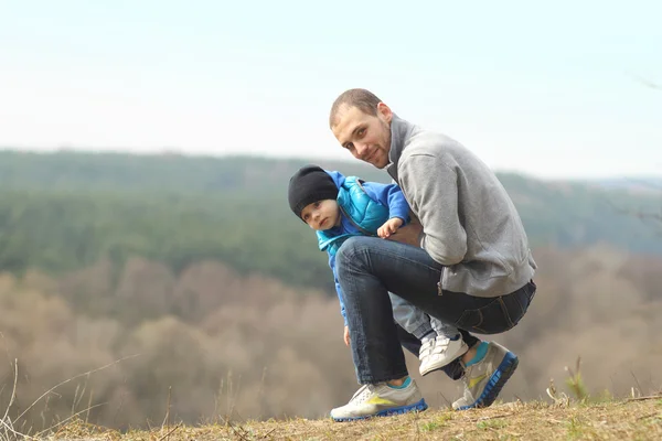 Pai com um filho jovem na natureza — Fotografia de Stock