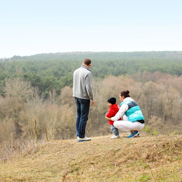 Schöne junge sportliche Familie steht wieder auf dem Berg — Stockfoto