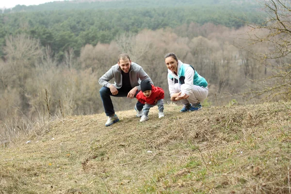 Bela jovem família desportiva fica de volta na montanha — Fotografia de Stock