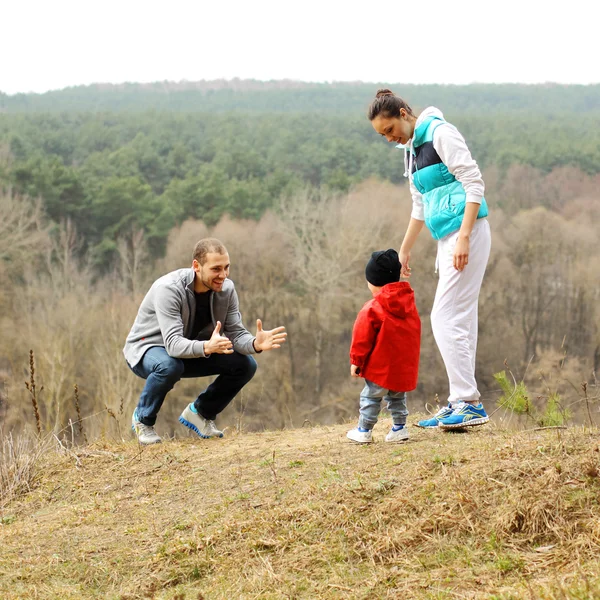 Bella giovane famiglia sportiva si erge sulla montagna — Foto Stock