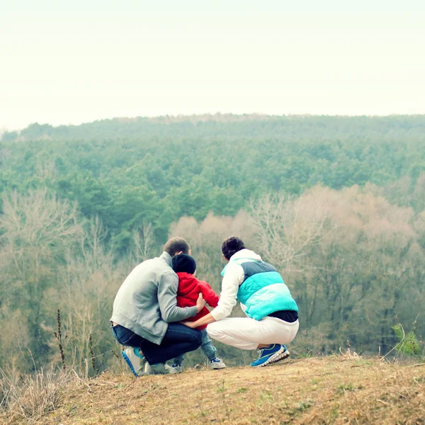 Hermosa joven familia deportiva se aleja en la montaña —  Fotos de Stock