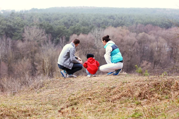 Belle jeune famille sportive se tient à l'écart sur la montagne — Photo