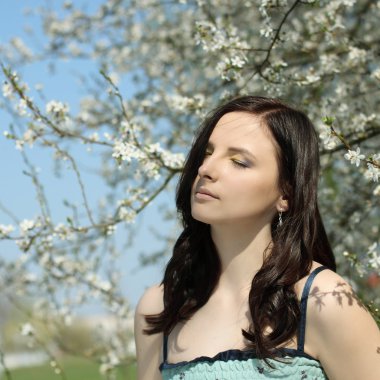 güzel, genç ve doğal bir kızın portresi